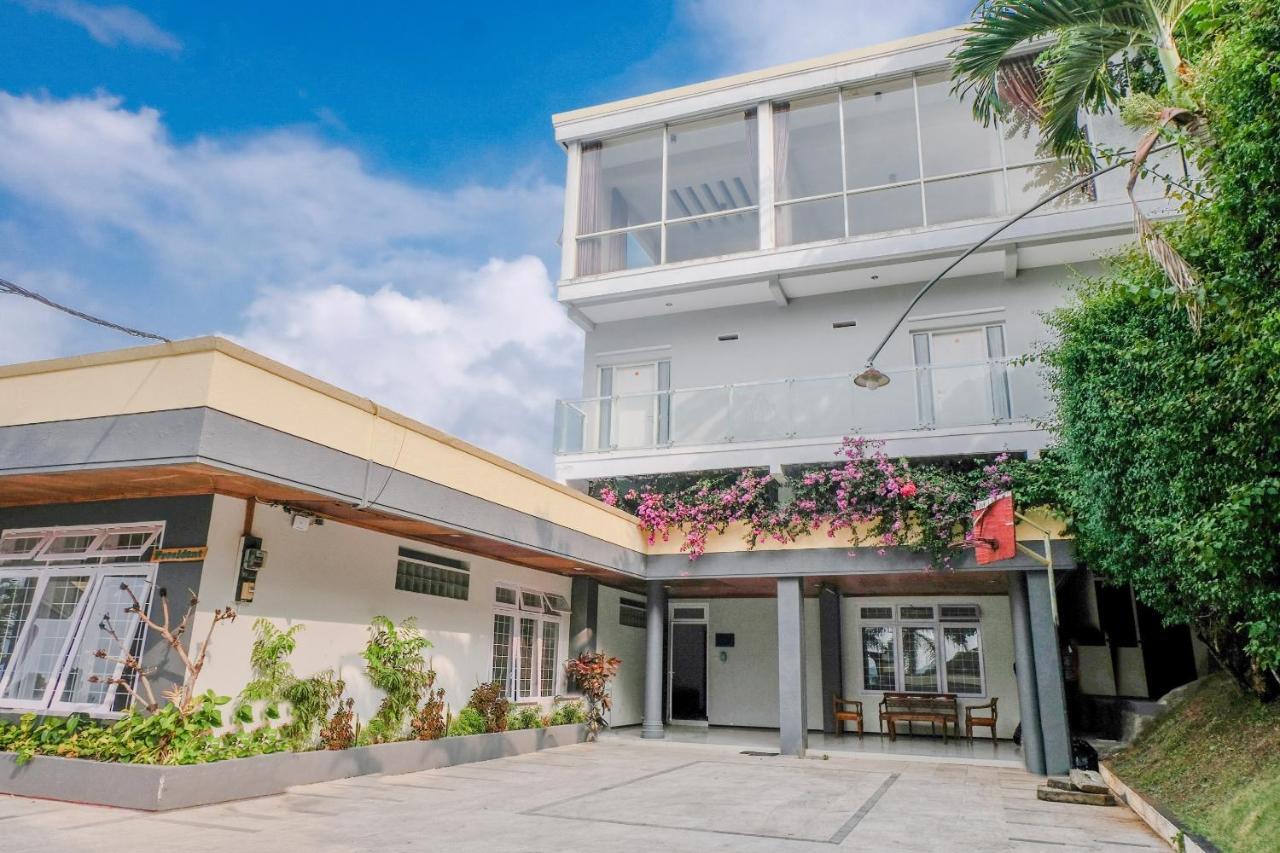 Oyo 803 Toetie Hotel Batu  Luaran gambar